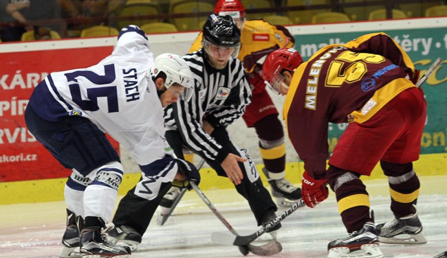 Ve šlágru první ligy Dukla Jihlava přestřílela Kladno, bere tři body za výhru 4:3