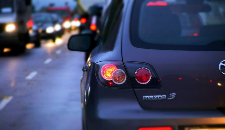 Za snížené viditelnosti loni zemřelo 40 procent všech obětí dopravních nehod. Jak správně osvětlit automobil?