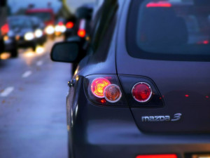 Za snížené viditelnosti loni zemřelo 40 procent všech obětí dopravních nehod. Jak správně osvětlit automobil?
