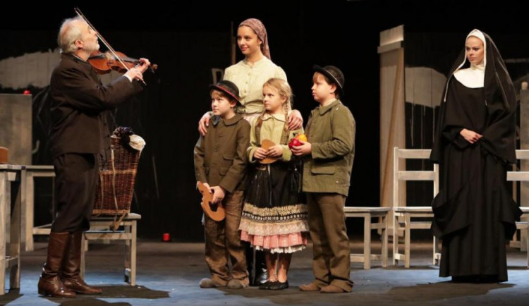 Románovou kroniku Rok na vsi v sobotu ve své premiéře představí jihlavské Horácké divadlo 