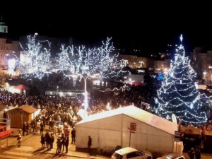 FOTO: Jihlava zahájila vánoční trhy Bosch svařákem. Zahrát přijela kapela Jelen