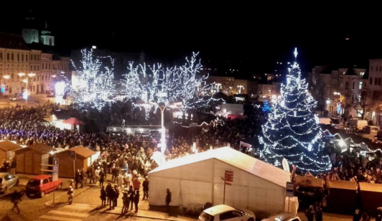Jihlava zahájila vánoční trhy Bosch svařákem. Zahrát přijela kapela Jelen