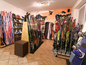 Na Vysočině si lyžaři mohou půjčit vybavení u svahů i ve městech, a to od 200 korun na den