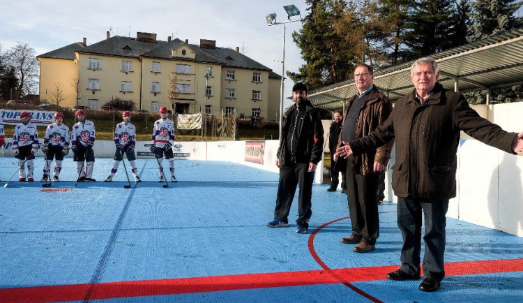 Hokejbalový klub SK Jihlava pokřtil nové hřiště. Má speciální protiskluzový povrch 