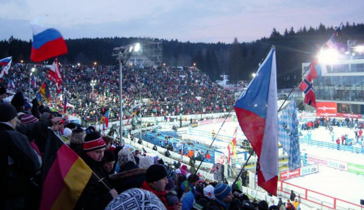 Oteplení s deštěm pozdrželo přípravy na Světový pohár biatlonistů v Novém Městě na Moravě