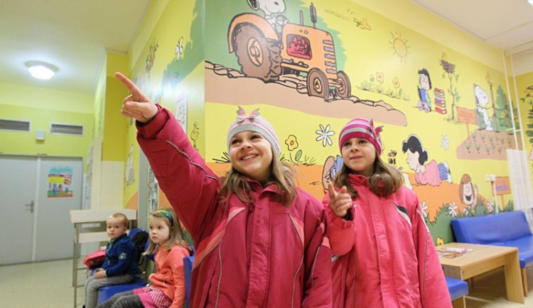 Veselé barvy a  Snoopy. To je nová čekárna odborných ambulancí v jihlavské nemocnici