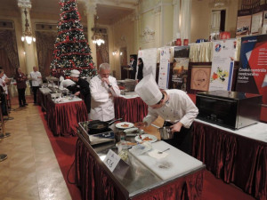 Patrik Tacinec při vaření na pódiu