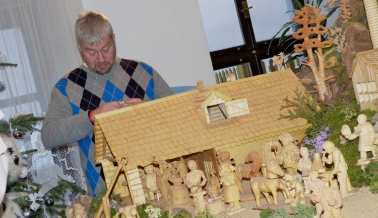 Řezbář Evžen Hamták při vyřezávání jedné z postav v Schumpeterově domě  