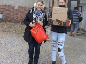 V českých domovech se rozzářilo Betlémské světlo. Dovezli jej skauti