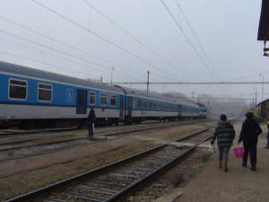 V českých domovech se rozzářilo Betlémské světlo. Dovezli jej skauti