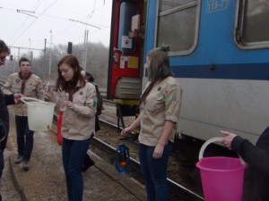 V českých domovech se rozzářilo Betlémské světlo. Dovezli jej skauti