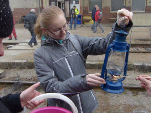 V českých domovech se rozzářilo Betlémské světlo. Dovezli jej skauti