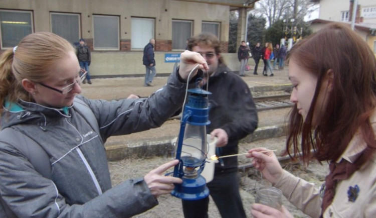 V českých domovech se rozzářilo Betlémské světlo. Dovezli jej skauti