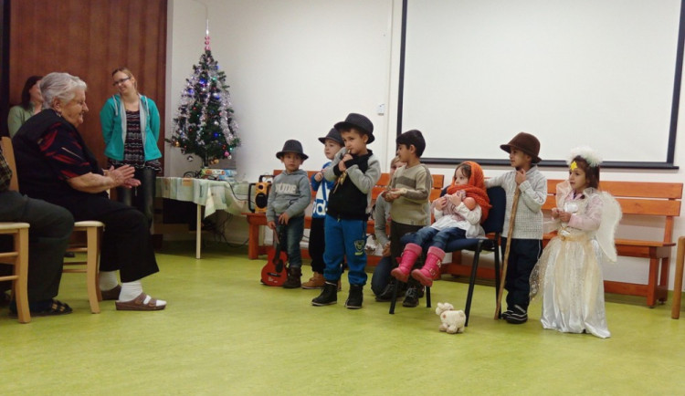 Děti z charitního Klíčku a Klubíčka udělaly předvánoční radost seniorům v Dačicích 