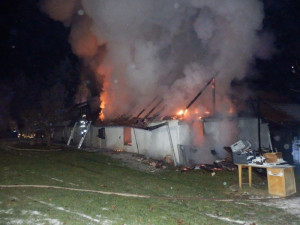 S požárem stodoly v Horní Radouni museli přijet pomoci i hasiči z Vysočiny