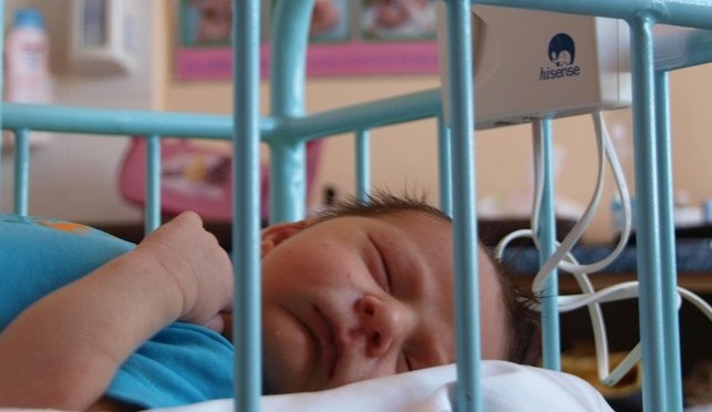 Zlatý šperk a šek na deset tisíc korun získá první miminko Vysočiny narozené v novém roce