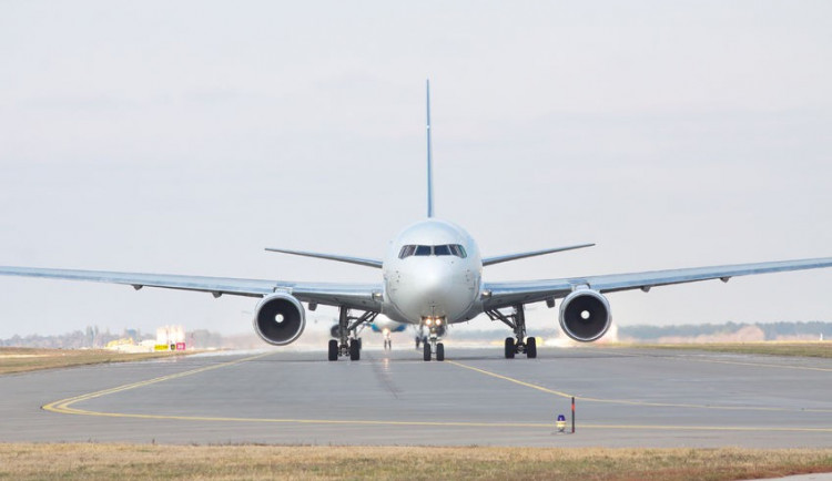 Na starém ruzyňském letišti přistálo letadlo s údajnou bombou na palubě. Policie pachatele zadržela