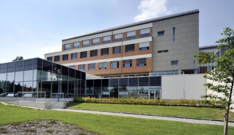 Nemocnice v Novém Městě na Moravě nakonec neomezí provoz. Rýsuje se shoda o mzdách