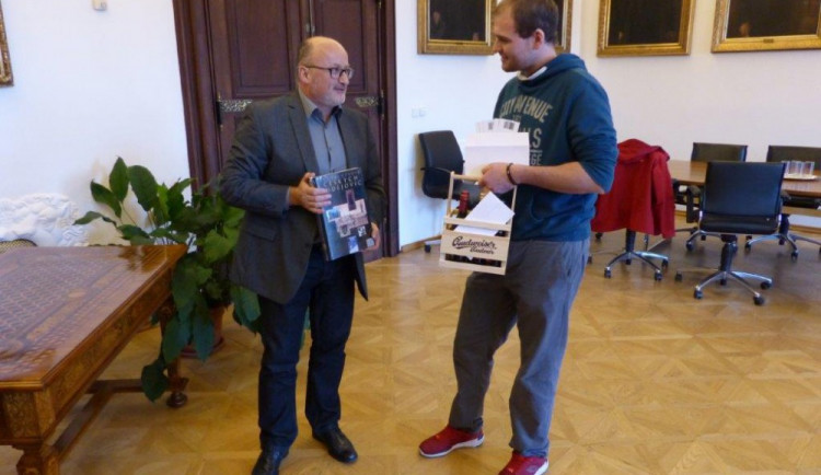 Primátor popřál tatínkovi prvního jihočeského miminka roku 2017 přímo na radnici