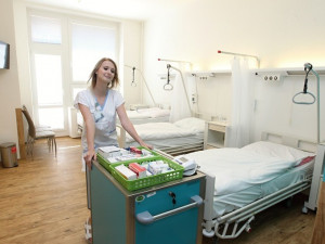 V jihlavské nemocnici se zrekonstruuje další pokoj. Téměř čtvrt milionu poputuje na geriatrii