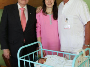 První letošní miminko Vysočiny dostalo od hejtmana šperk a šek na deset tisíc korun