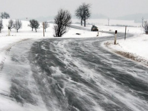 Na silnicích Vysočiny leží ujetý sníh nebo jsou po solení mokré. Mráz vydrží celý den