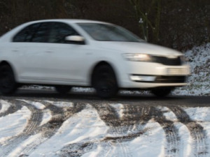 Na Vysočině do rána připadl sníh a fouká silný vítr. Dopravu ztěžují sněhové jazyky