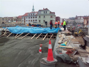 Současné mrazivé počasí přerušilo práce na třebíčském Podklášterském mostě