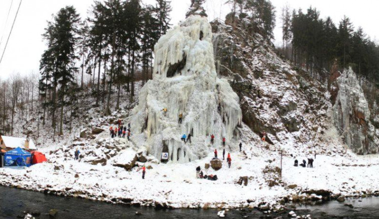 Ve Víru na Žďársku zahájí horolezci osmou sezonu lezení na zledovatělé skále