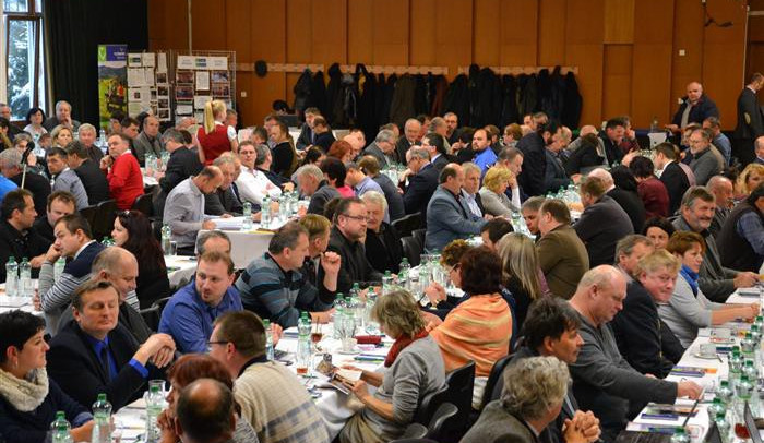 Tři stovky starostů z Vysočiny se sjely do Třeště. Řeč byla o dopravě i ptačí chřipce