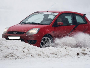 Chcete si bezpečně zařádit s autem ve sněhu? Přihlaste se do sněžné rally v Pístově u Jihlavy