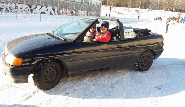 V Pístově se závodilo na sněhu. Své umění předvedli amatérští řidiči