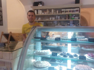 Všímám si, že se hodně zákazníků vrací, říká Lukáš Kalný, provozovatel cukrárny s raw zákusky