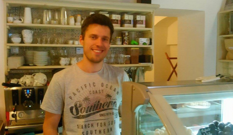 Všímám si, že se hodně zákazníků vrací, říká Lukáš Kalný, provozovatel cukrárny s raw zákusky