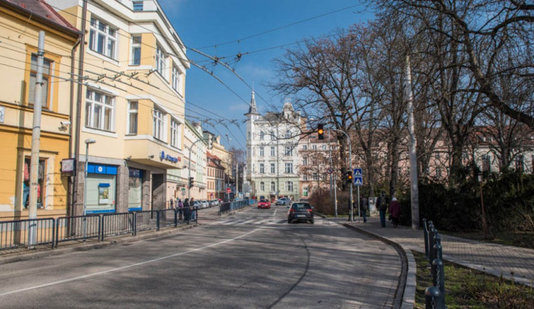 Semafory u přechodu přes rušnou ulici Na Sadech konečně fungují
