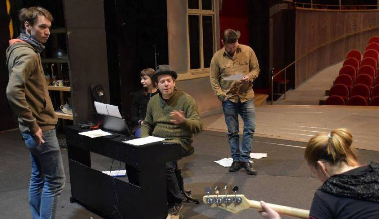 Horácké divadlo chystá českou hru Kabaret z lágru. Na premiéru přijede autor Roy Kift