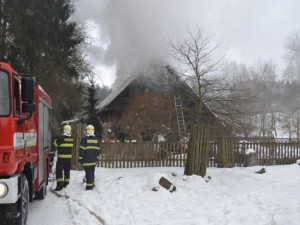 FOTO: V oboře u Přibyslavi hořela lovecká chata.  Škoda se vyšplhala na 800 tisíc korun