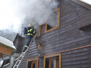 V oboře u Přibyslavi hořela lovecká chata.  Škoda se vyšplhala na 800 tisíc korun