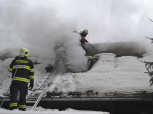 V oboře u Přibyslavi hořela lovecká chata.  Škoda se vyšplhala na 800 tisíc korun