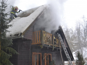 V oboře u Přibyslavi hořela lovecká chata.  Škoda se vyšplhala na 800 tisíc korun