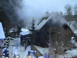 V oboře u Přibyslavi hořela lovecká chata.  Škoda se vyšplhala na 800 tisíc korun