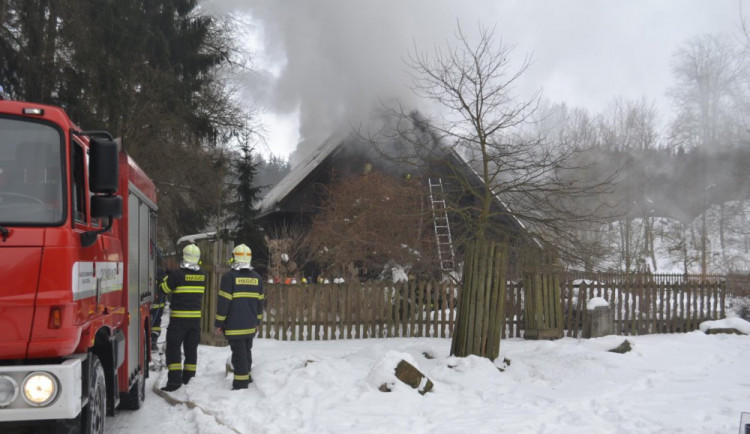 V oboře u Přibyslavi hořela lovecká chata.  Škoda se vyšplhala na 800 tisíc korun
