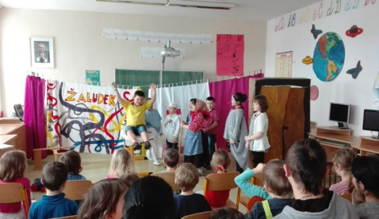 V Cejli na Jihlavsku se vysvědčení předávalo netradičně. Přihlíželi mu hrdí rodiče 