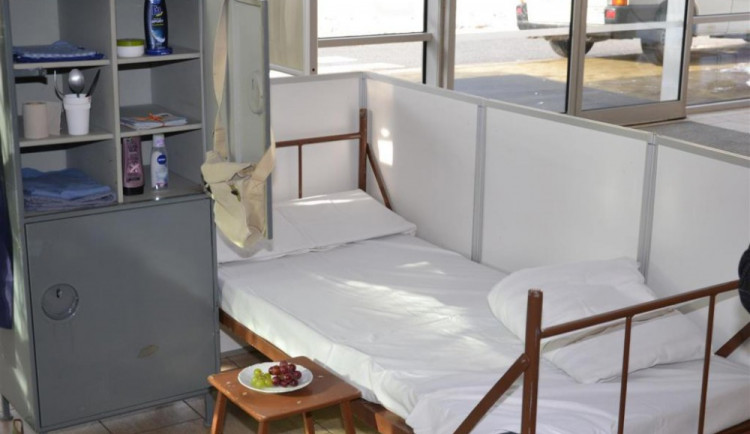 Na krajském úřadě je do konce února v rámci výstavy k vidění autentická vězeňská cela