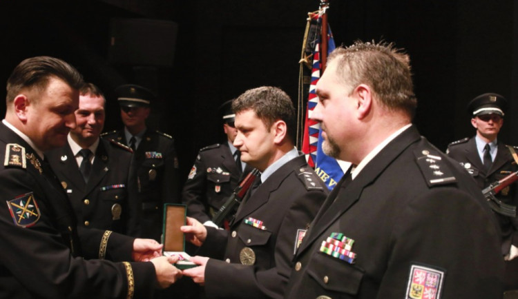  Služební medaile za věrnost II. stupně za více než 20 let služby u Policie České republiky přebírá plk. Mgr. Petr Petr, vedoucí územního odboru Jihlava  a plk. Mgr. Jaromír Štěpánek, vedoucí územního odboru Pelhřimov