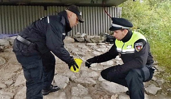 Strážníci sbírají po městě použité jehly a injekční stříkačky. Chrání tím hlavně děti