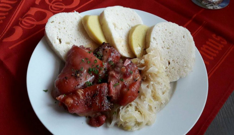 Dnes na pečeném kolínku U Golema v Rantířově. Mnoho muziky za pár korun