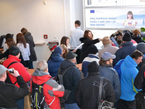 Krajský úřad přijal přes 700 žádostí o dotaci na kotel. Někteří stáli frontu již od neděle