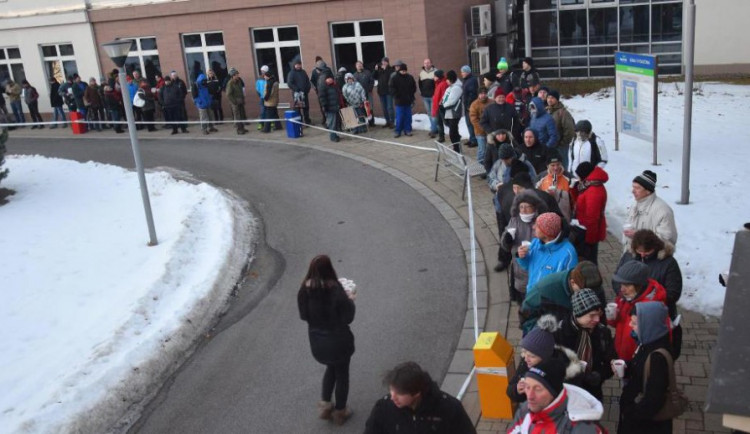 Krajský úřad přijal přes 700 žádostí o dotaci na kotel. Někteří stáli frontu již od neděle