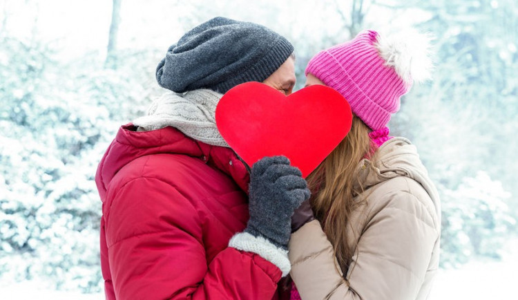 Na Valentýna se nejvíce utrácí na poslední chvíli, jen desetina Čechů se seznámila na internetu